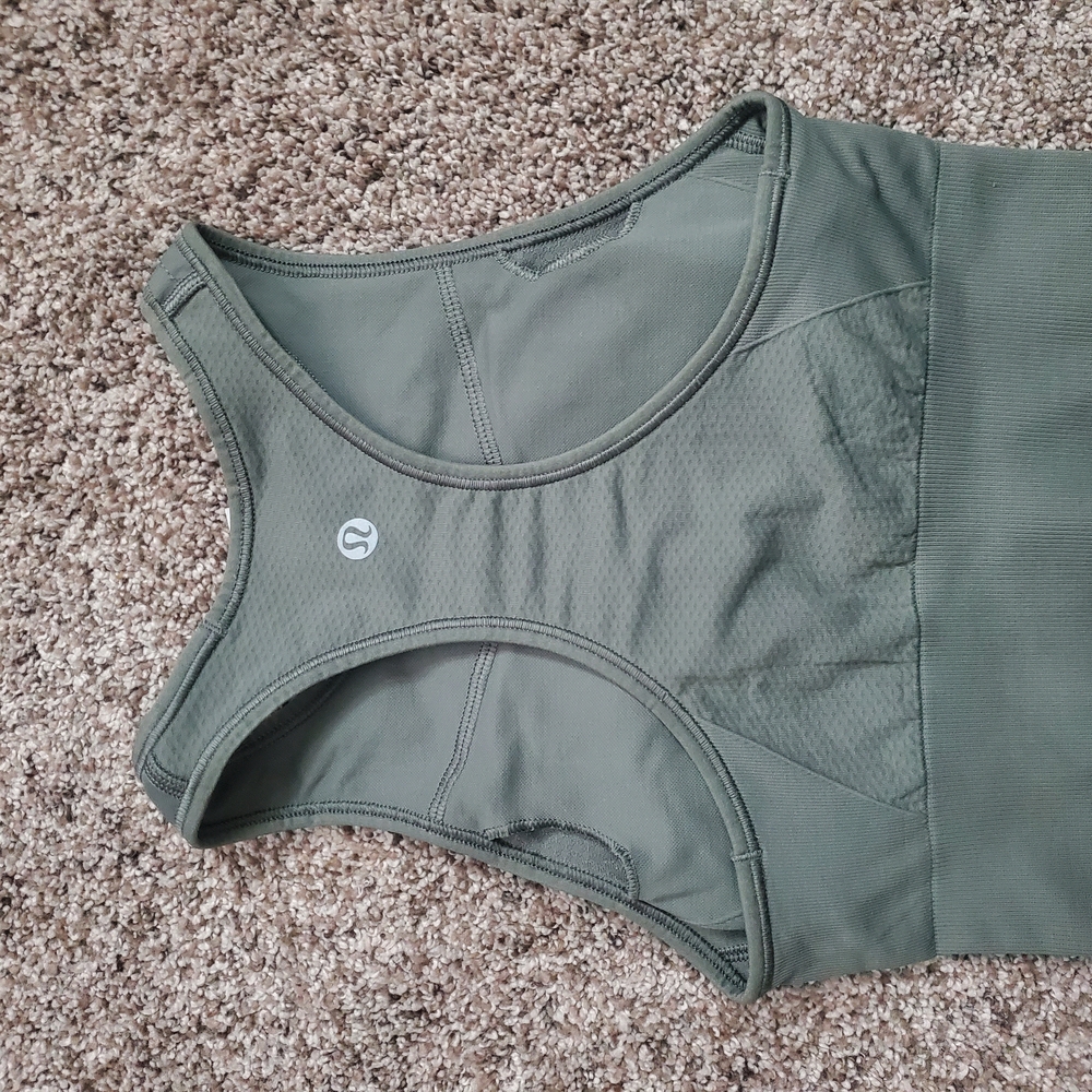 Lululemon Ebb to Train Bra – Size 2 – High-Neck, Med Support Excellent Condition - Picture 4 of 7